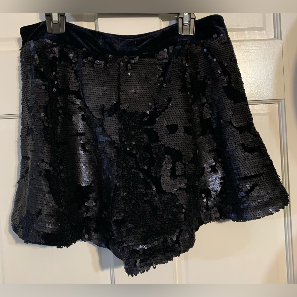 069 NWT J by J.O.A. Sequin Flared Shorts in Black, Medium - Picture 6 of 6